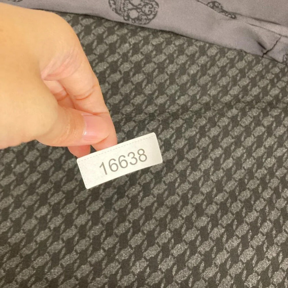 Chico's Black Gray Geometric Print Stretch Slim Leg Pull-on Ankle Pants size 12 - Picture 10 of 10